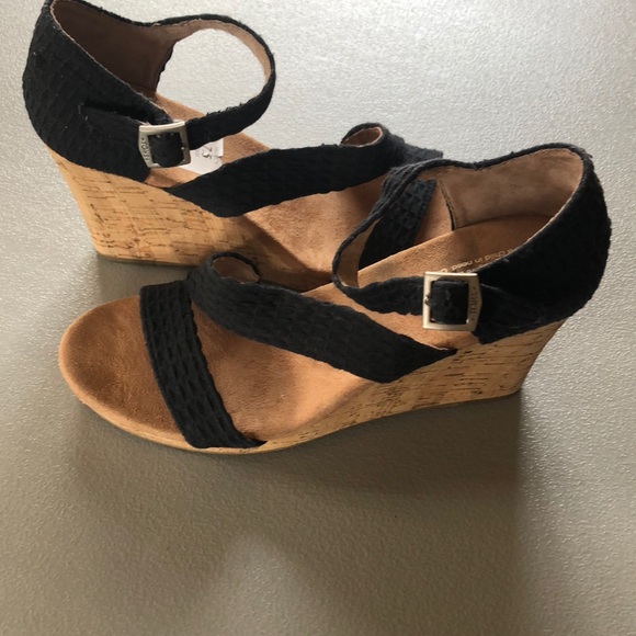 Toms Shoes - 🆕 Toms wedge sandals